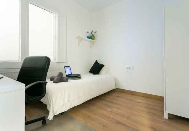 Rent by room in Barcelona - North Station Residence H3