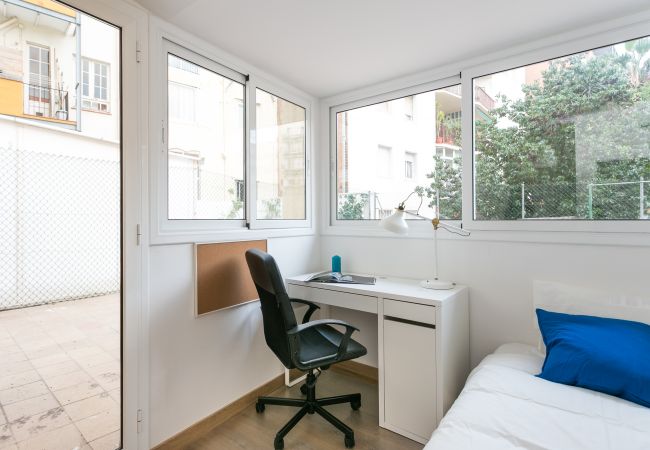 Rent by room in Barcelona - North Station Residence H9