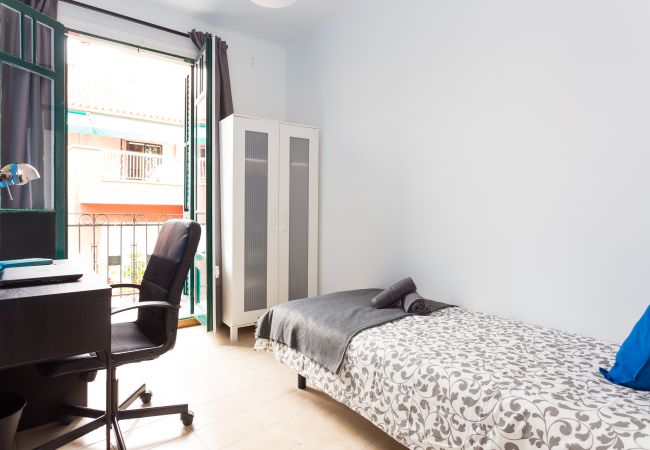 Rent by room in Barcelona - Parallel 4  Residence H1