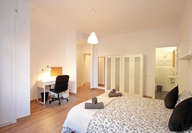 Rent by room in Barcelona - North Station Private Residence H1