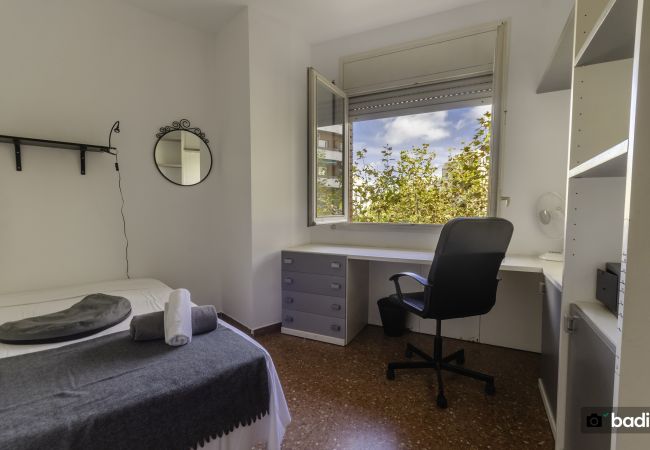 Rent by room in Barcelona - Parallel Molino H3