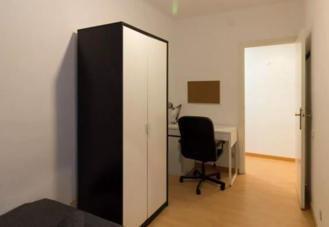 Rent by room in Barcelona - Santa Eulalia Residence 2-1 H2 Rent by room in Barcelona - Santa Eulalia Residence 2-1 H2