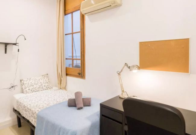 Rent by room in Barcelona - Sants Residence H4
