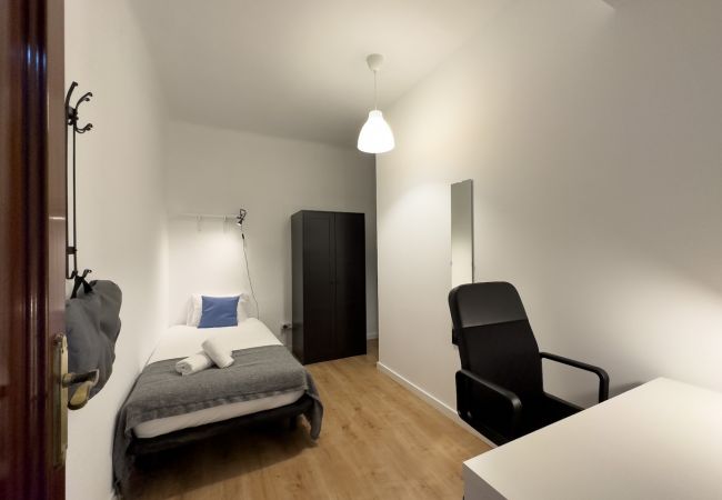 Rent by room in Barcelona - Plaza España Residence H4