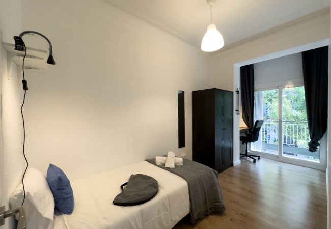 Rent by room in Barcelona - Plaza España Residence H7