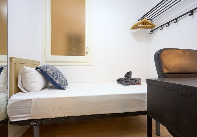 Rent by room in Barcelona - República Argentina Room 1