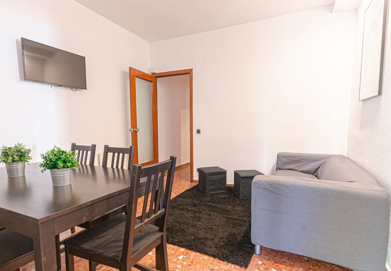 Rent by room in Barcelona - Parallel Molino Room 2 Rent by room in Barcelona - Parallel Molino Room 2